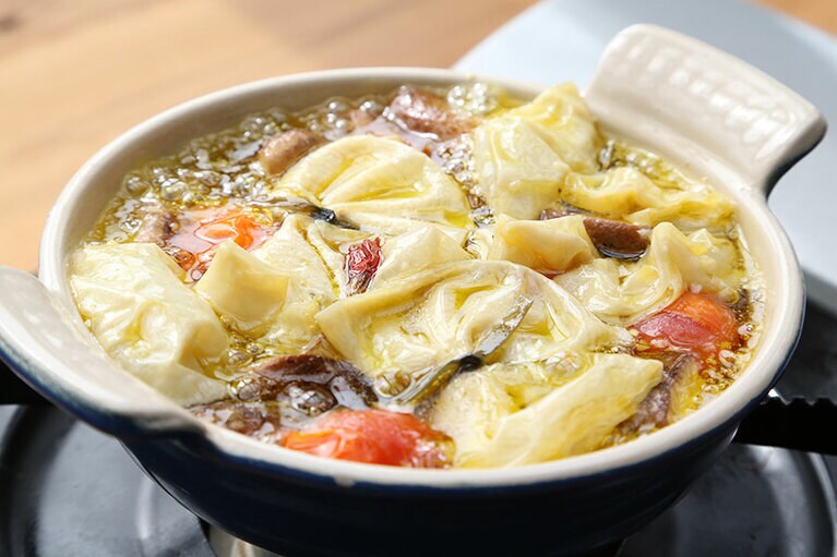 ふつふつと湧いてきたら湯葉とミニトマト、しいたけを加えて弱火で4、5分煮込む。