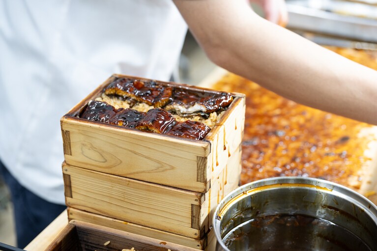 厨房では、手際よくせいろ蒸し作りが進められる。