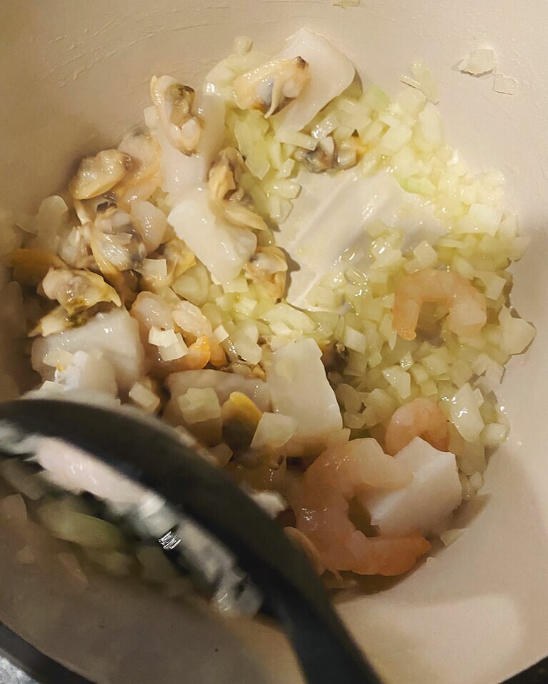 【ブイヤベースごはん】(3) シーフードミックスを加えて香りがしてくるまで軽く炒める。