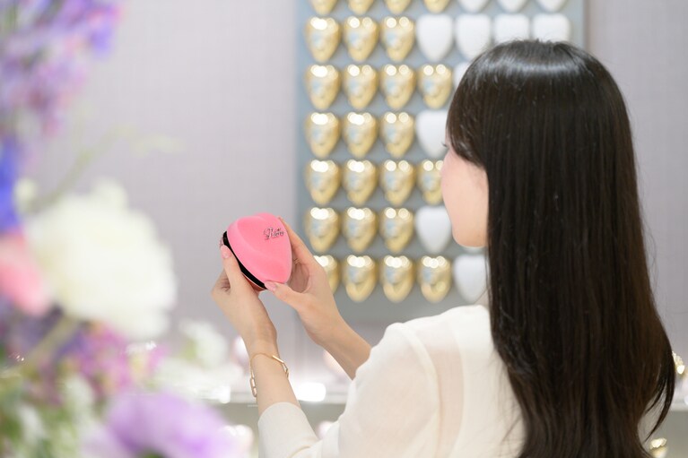 リファハートベルベットは、ReFa GINZA限定。新色のピンクカラーは心ときめく色。16,500円。
