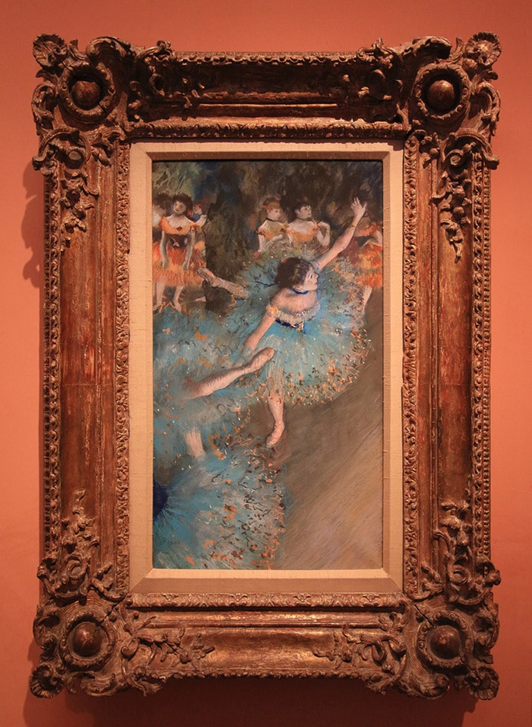 フランスの印象派を代表する画家、彫刻家の、エドガー・ドガが描いた「緑の服の踊り子」。数多くの踊り子の絵を描いたドガの代表作のひとつ。大胆な構図と柔らかな色使いが特徴だ。