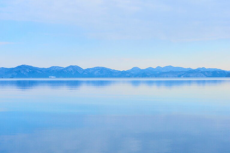 冬の湖面の景色も素晴らしい。