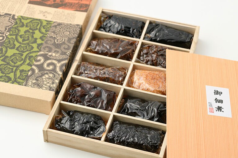 佃煮セット 3,000円(しらす 50g、あさり 60g、甘口昆布 60g、たらこうま煮 65g、ほたて貝 65g、切いか 40g、生あみ 60g、きゃらぶき 50g、辛唐昆布 60g、葉唐唐辛子佃煮 40g)／つくはん