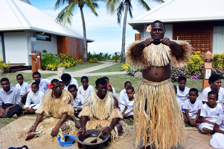 大切な客人を迎えるための伝統的なカヴァの儀式。