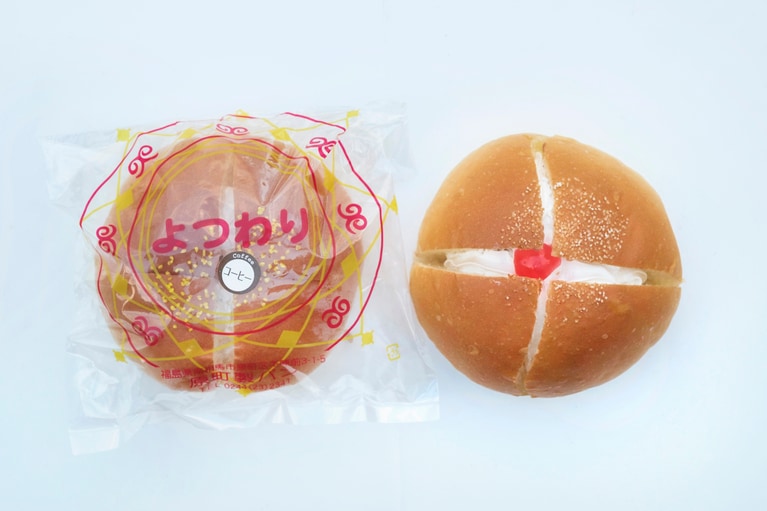 左から、「コーヒーあんよつわり」180円と「よつわりパン」155円。