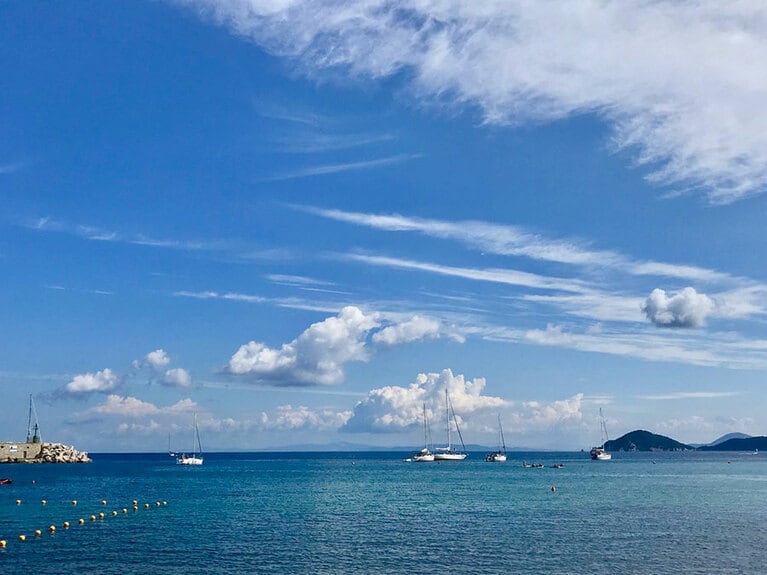 イタリア半島の周りの島々では、船が日常の大切な交通手段。