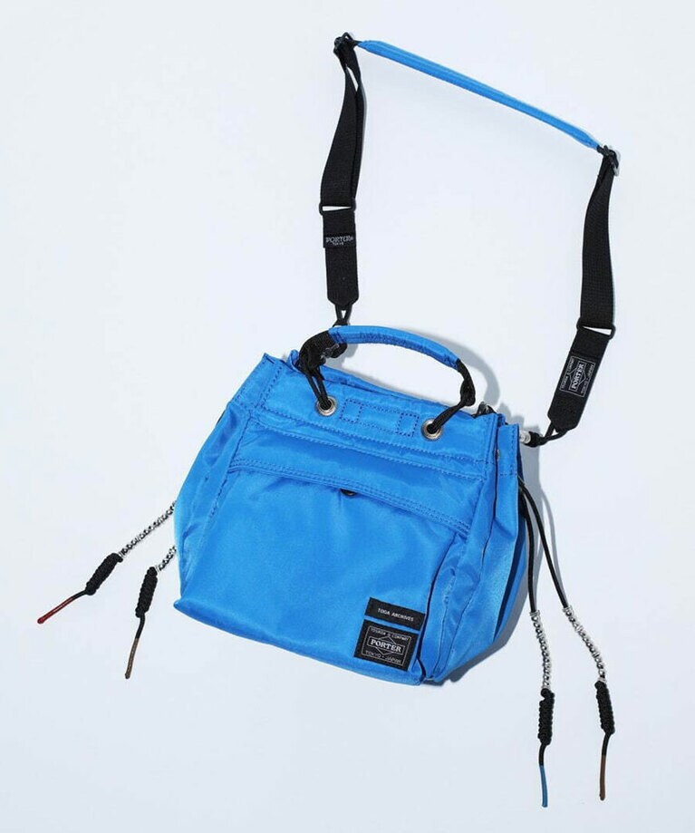 手持ちと肩掛けの2WAYで使用できる。ストリングバッグ 59,400円。