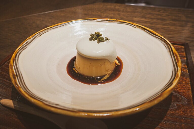 小鹿田焼の器に盛り付けられた「煎茶プリン」。