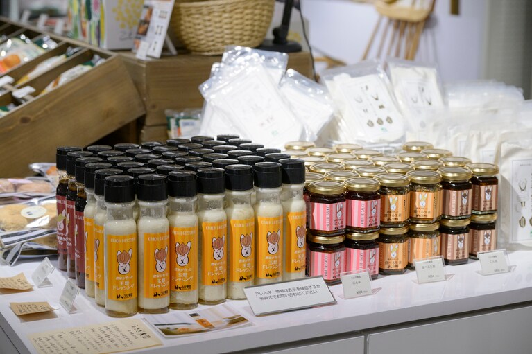 ドレッシングや調味料は一度食べたらリピートする方続出。撮影：釜谷洋史