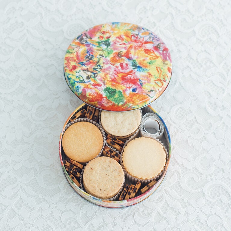 「トゥールビヨン ドール」サブレ8枚、ガレット8枚、キャレ16枚、ノワゼット ショコラ ブラン4枚、アマンド ショコラ4枚 4,900円／サヴール洋菓子店