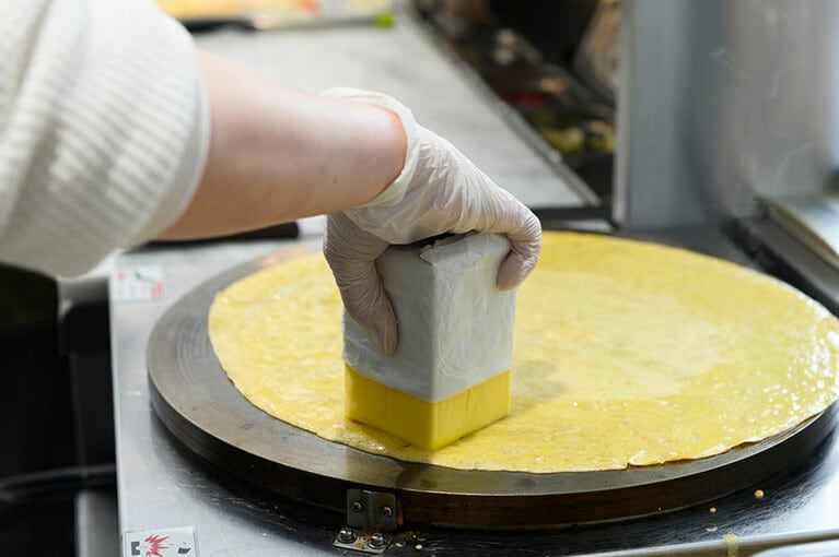 塩気のあるバターをじゅわりと。