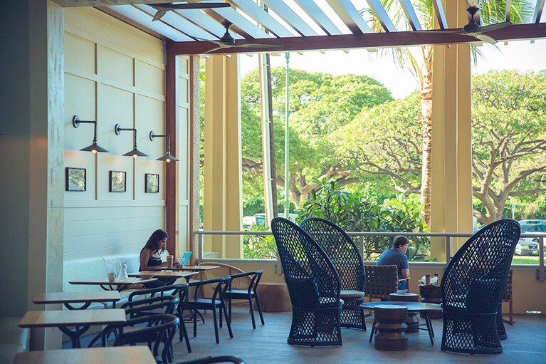 ホノルル動物園近くの「ノッツ・コーヒー・ロースターズ」は緑を感じながら過ごせる。
