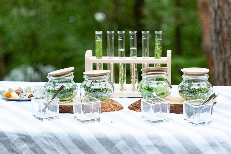 ハーブやリキュールを使ってカクテル作りを楽しむ、夕食前のカクテルタイム。季節によってさまざまな仕掛けが用意されている。