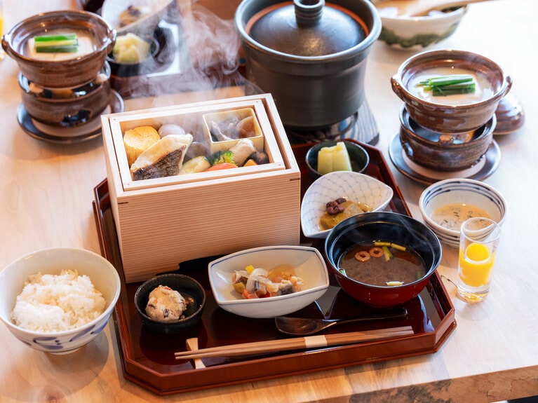 夏のある日の朝食。炊き立ての白飯が土鍋ごと提供される。