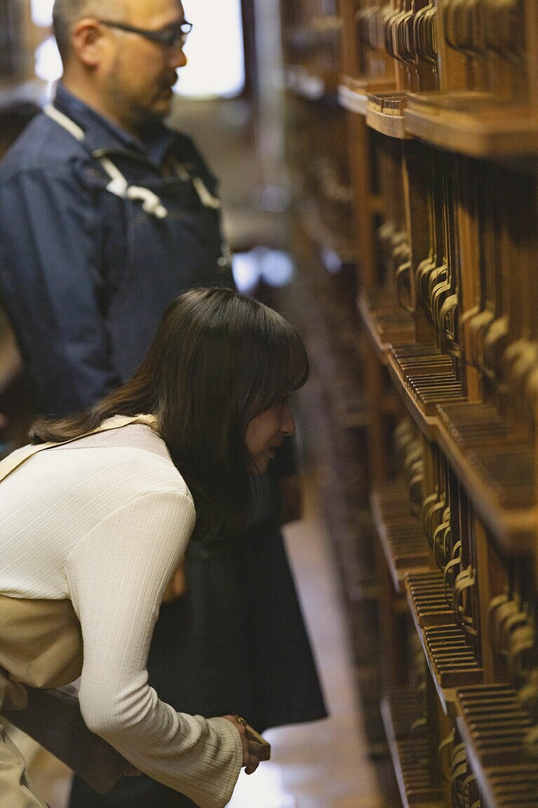 金属活字の説明をする佐々木さんと影山さん。