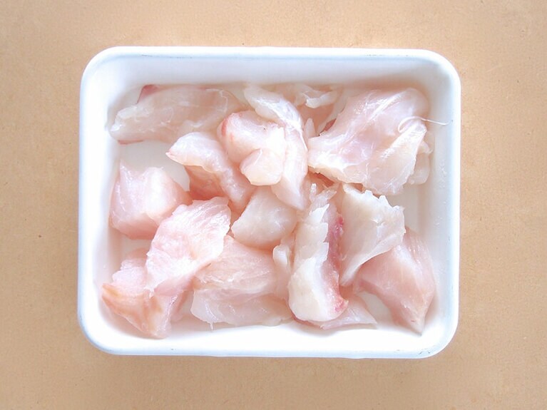 タラは皮と骨を切り取り、ぶつ切りに。