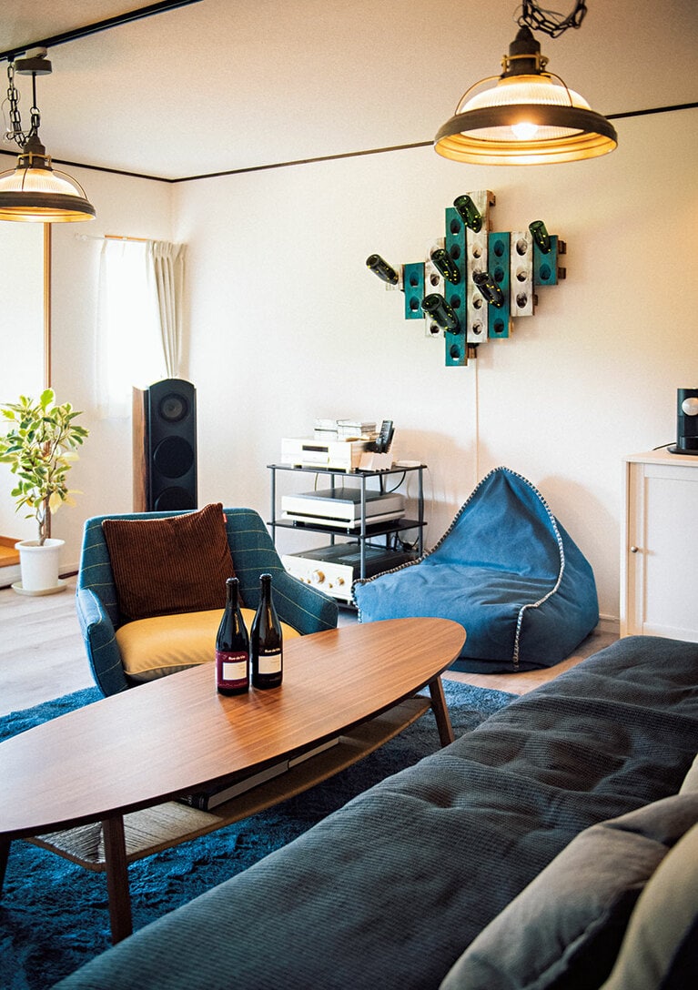 シャンブルドットの1階はリビング兼サロン。ピュピトルを利用した手作りの照明など、随所にこだわりが見える。