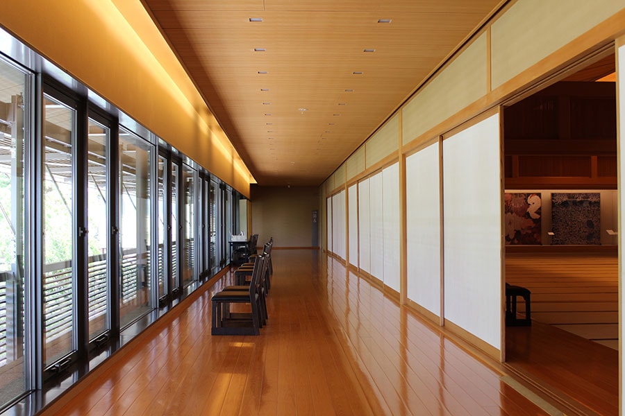 120畳のギャラリーに併設する32メートルの廊下。椅子に腰掛けて外を眺めると絶景が広がる。