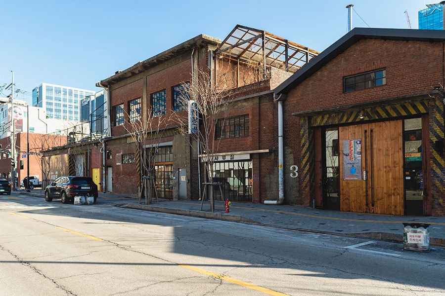 倉庫を改装した人気カフェ、聖水洞 大林倉庫ギャラリーコラムがある通り。