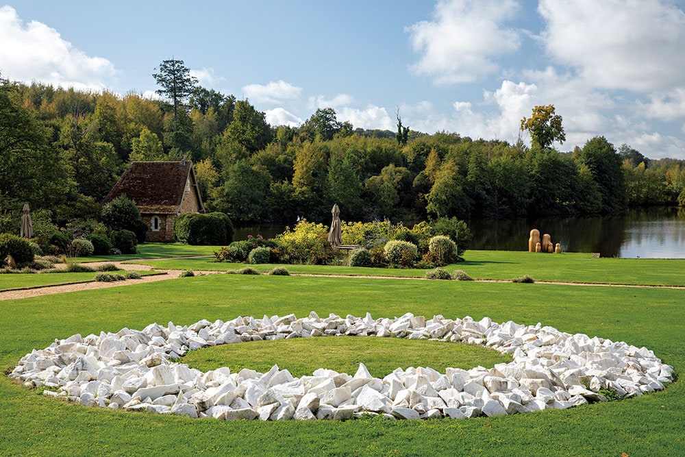 リチャード・ロングの作品もシャトーの庭に。