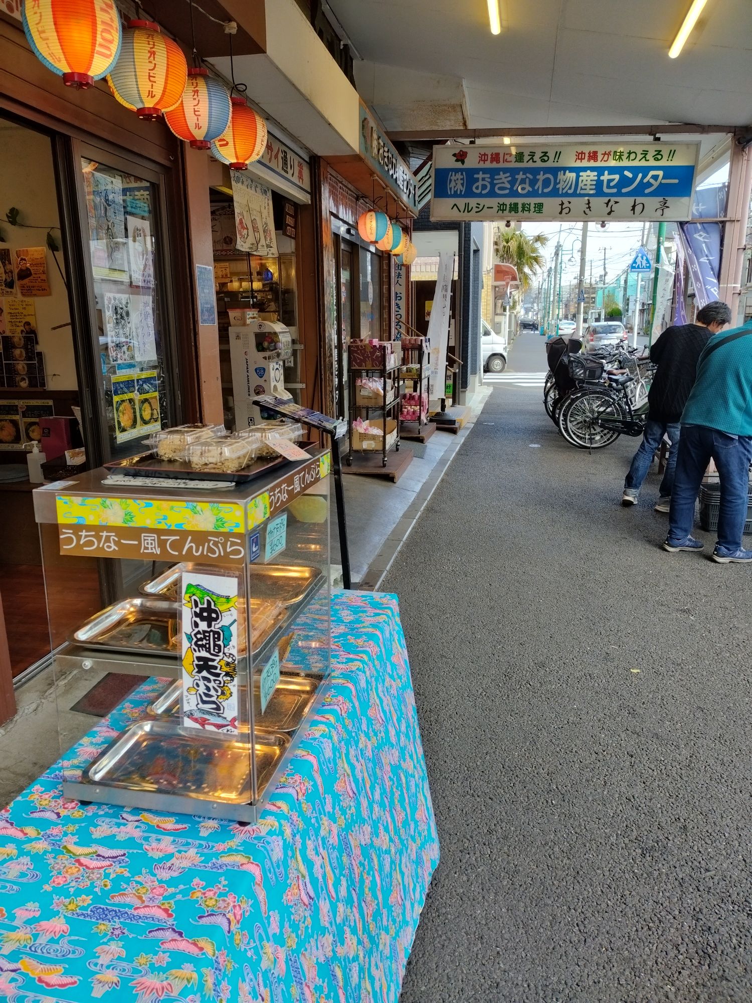 鶴見は沖縄関連のお店やショップが多いことで知られている