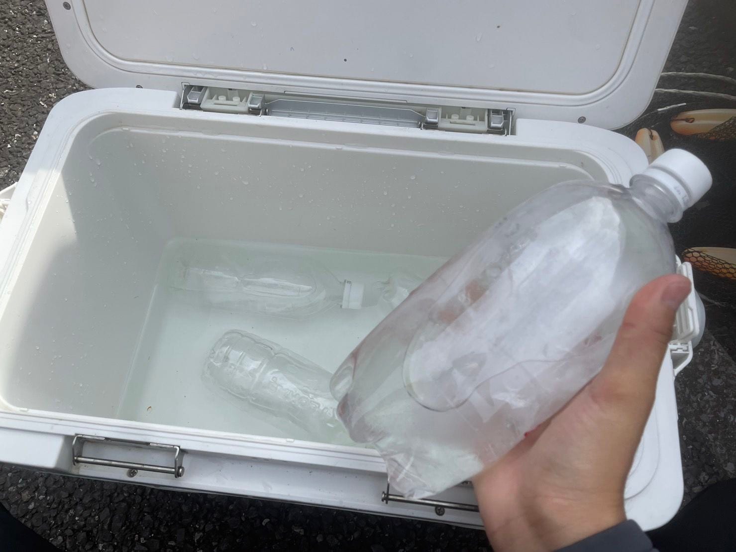 ペットボトル氷／4～6kg用意する