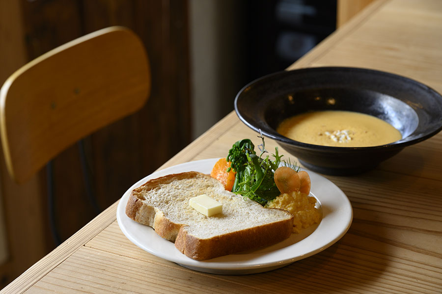 金・土・日・月曜日の朝からいただけるモーニングは、季節のスープとT＆Mのパン、季節のサラダ、卵料理が添えられた「ブレッドセット」1,000円。