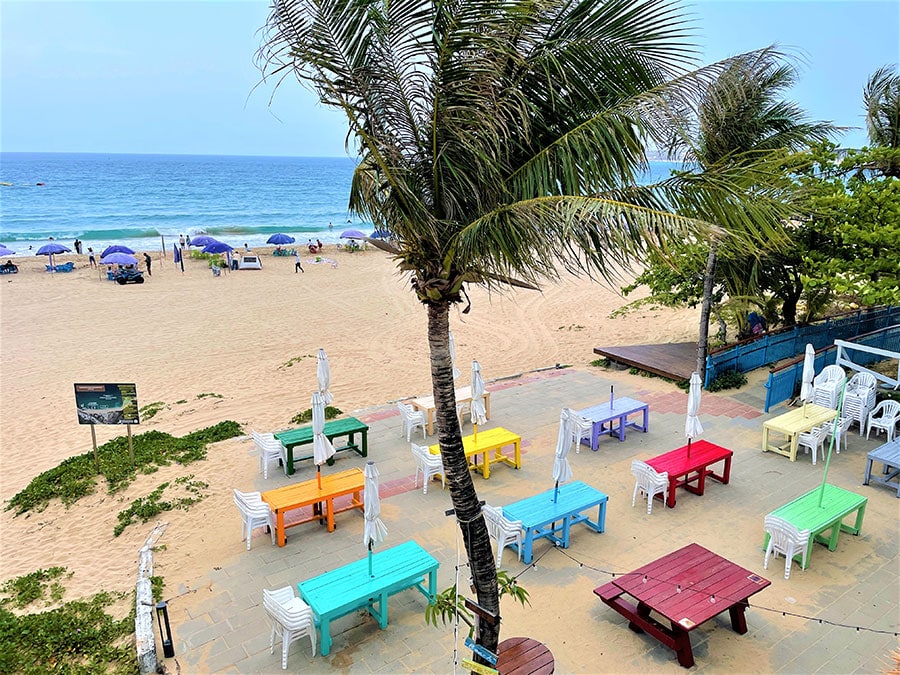 カラフルなテーブルやパラソルがリゾート感満載な、墾丁の南灣ビーチ。