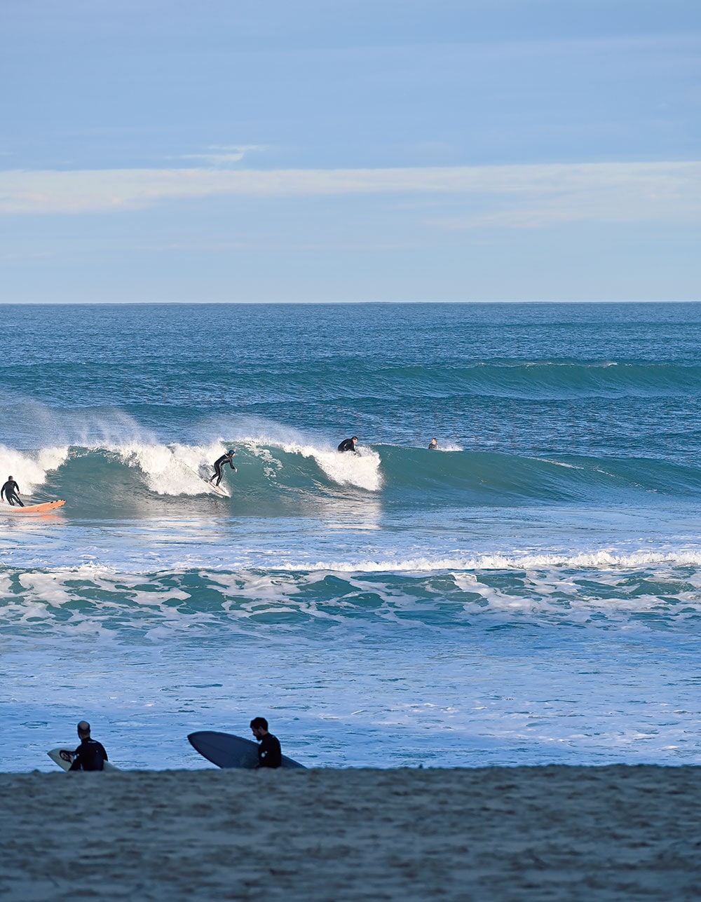年間を通じてコンスタントに良い波が立つ、ラ・スリオラビーチ。