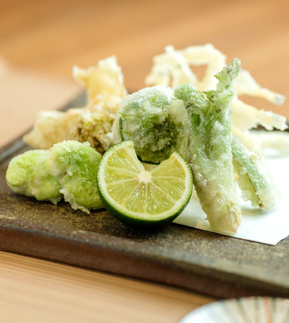 薄衣で揚げた“白魚、一寸豆、タラの芽の天ぷら” 1,800円。