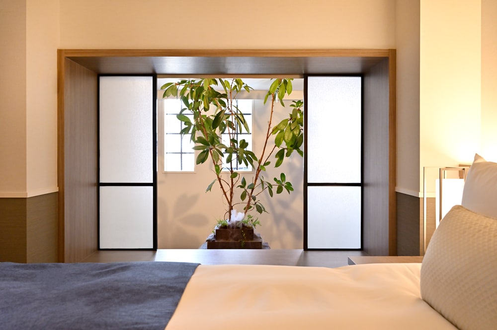 1室のみの特別な客室「Lab -The Remains teach us-」は、ベッドから樂雅臣さんと村瀬貴昭さんのコラボ作品を堪能できます。