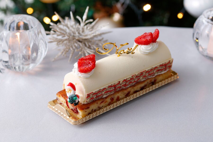 ウェスティンホテル東京「ホワイトチョコレートと赤いベリーのノエル」(5cm×15cm／3,300円)※アルコール使用。
