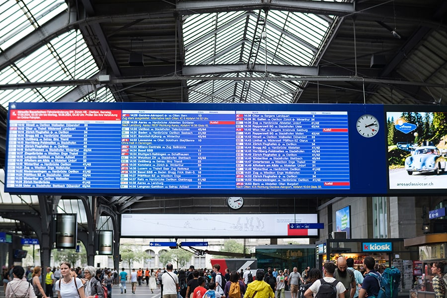 1日2,900本以上の列車が発着し、プラットホームへのアクセスが便利な駅といわれている。