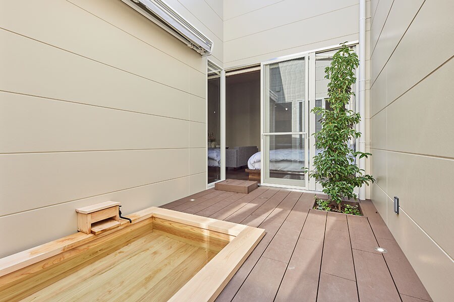 各客室の露天風呂は、自動開閉式のテント屋根が設えられた全天候型仕様。