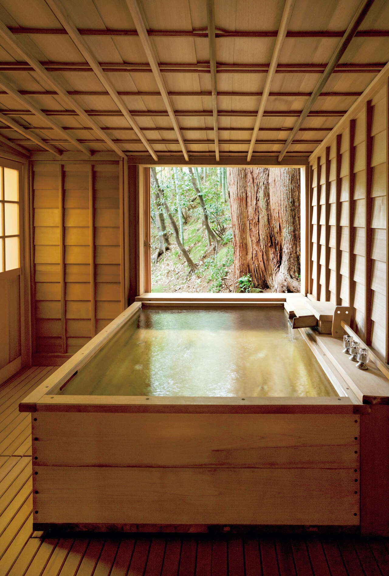 離れ「有栖川」のヒノキを贅沢にあしらった客室付き半露天風呂。