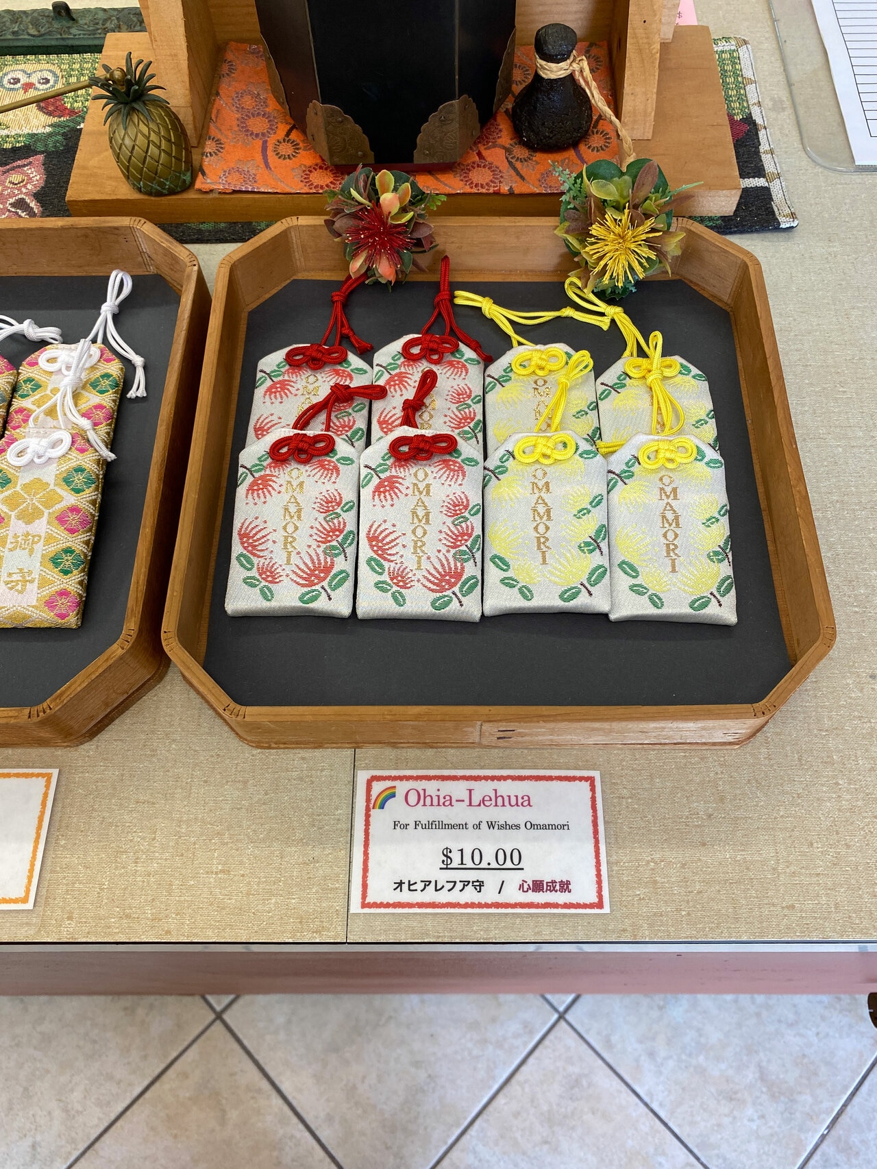 一番人気は、溶岩台地に最初に芽吹くオヒアの木とレフアの花のお守り。