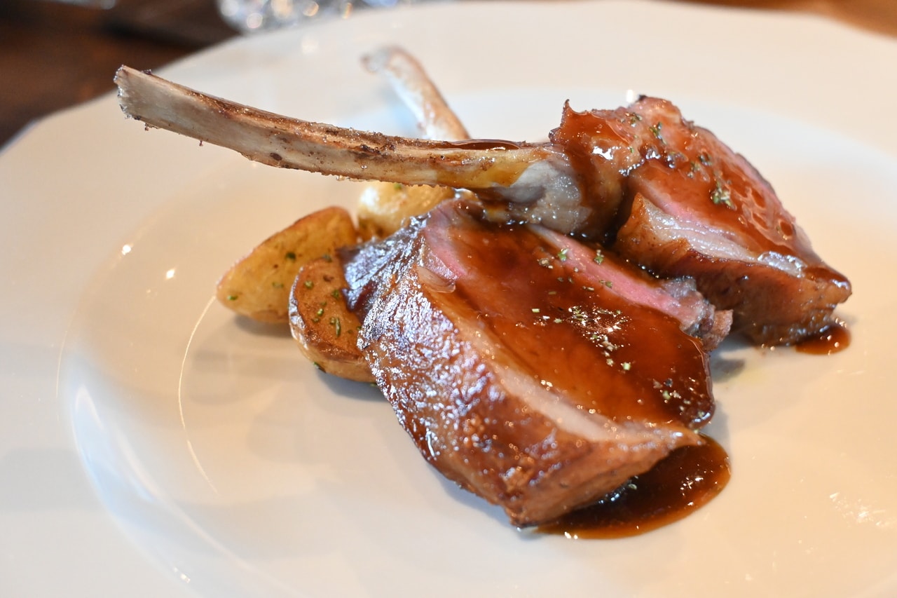 メインは肉料理か魚料理から好きな方を。