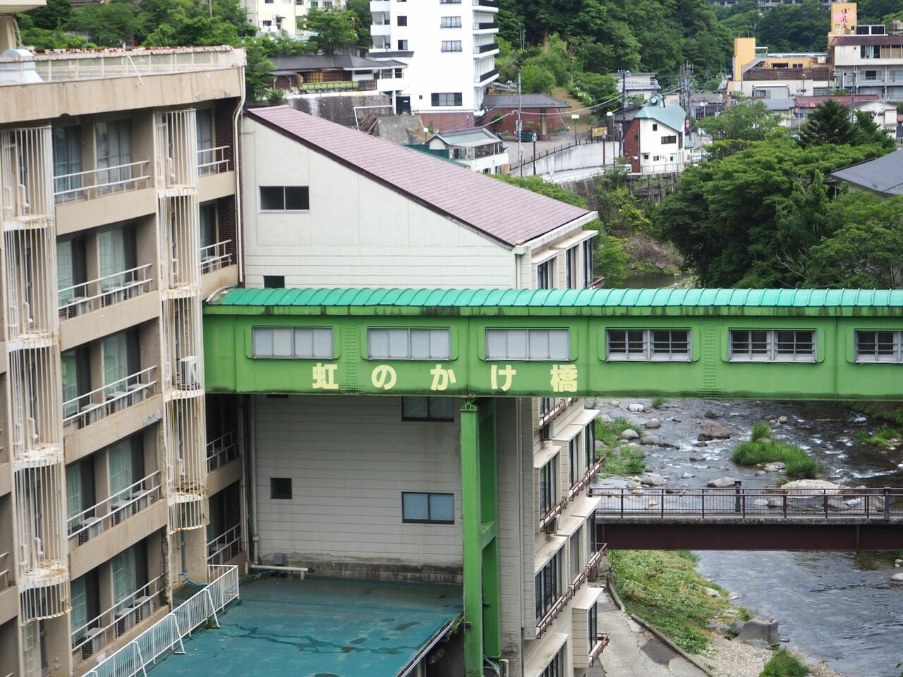 本館と湯仙峡をつなぐ「虹のかけ橋」