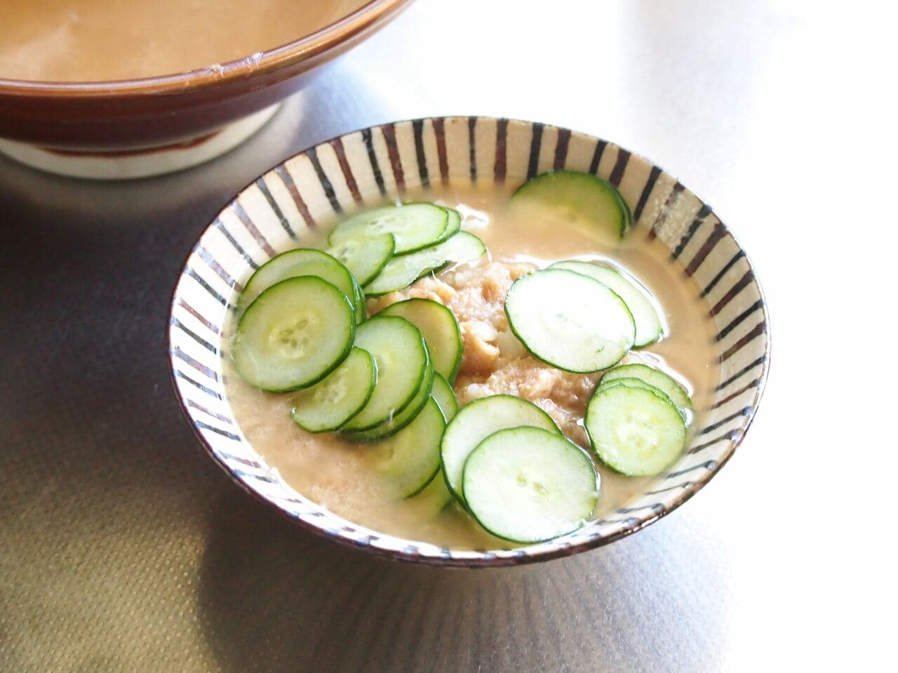 器にご飯、(4)を入れ、きゅうりを飾る。
