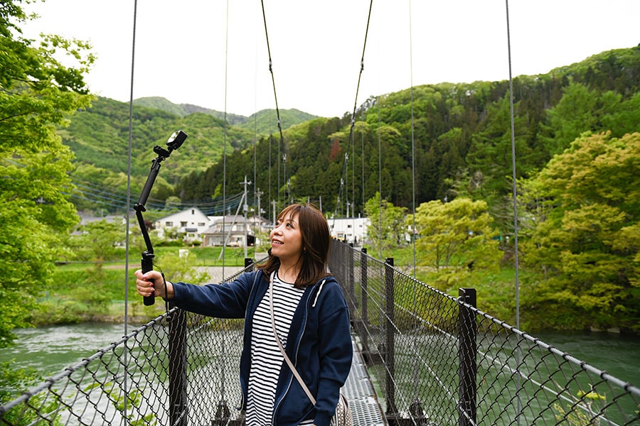 利根川に架かる吊り橋「島神峡橋」は、絶好のフォトスポット。