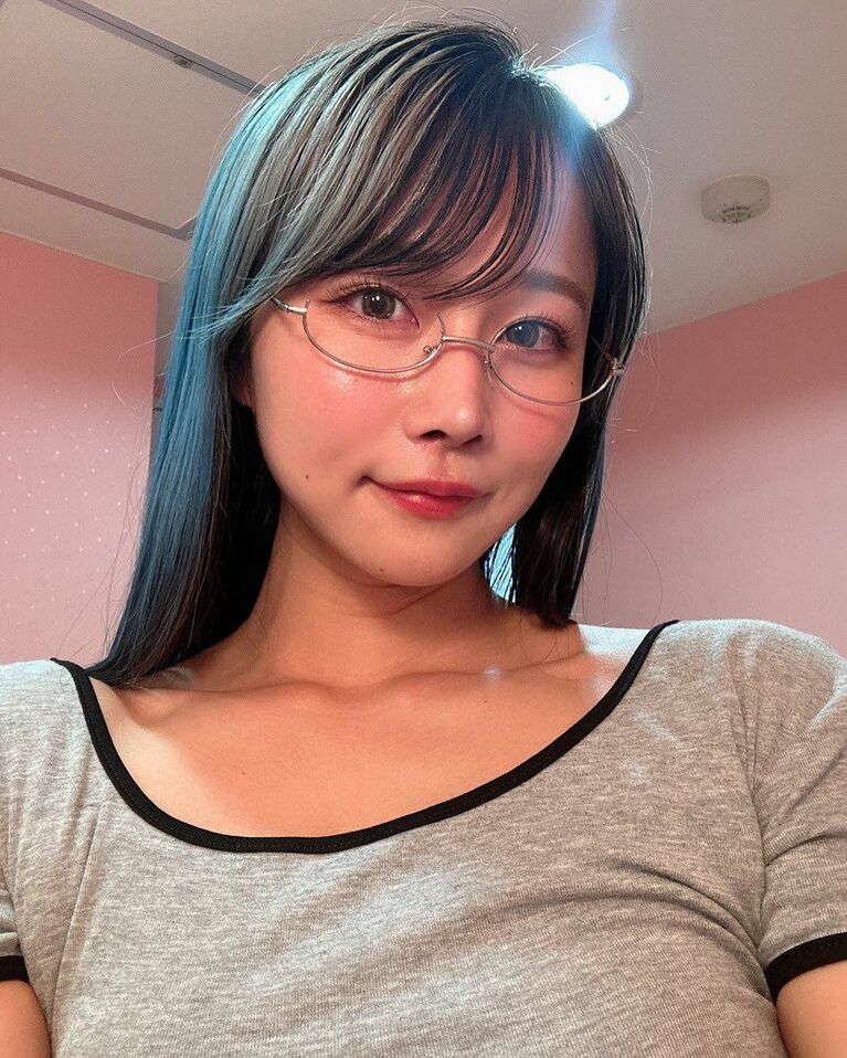 最後までページをめくると太ももがどんどんムキムキに（写真：本人SNSより）