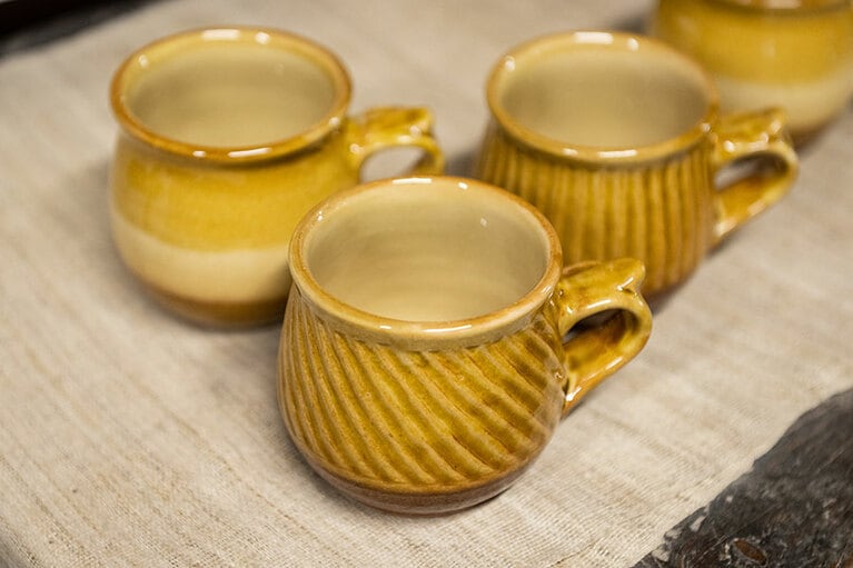 取っ手の持ちやすさを考えたマグカップ各3,200円。