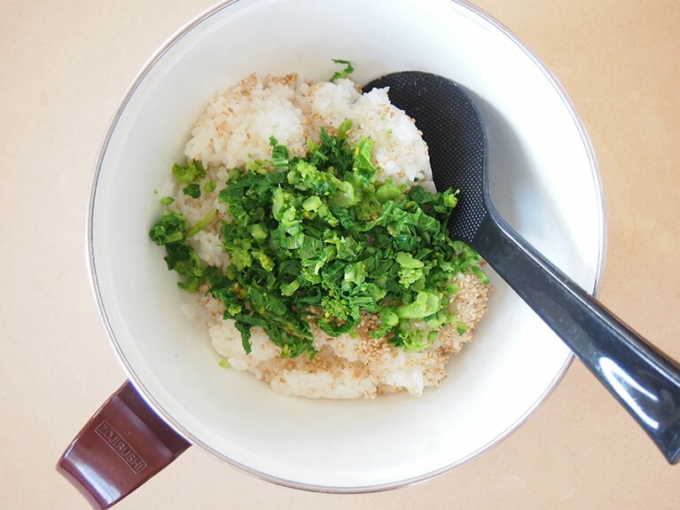 (6) ご飯、(2)の菜の花、すし酢、白いりごまを入れて切るように混ぜます。