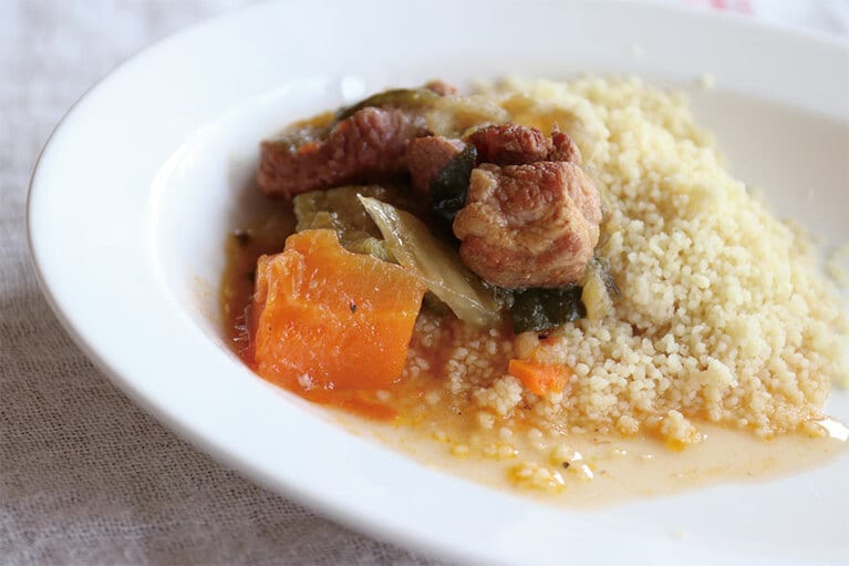 クスクスに煮込みスープをかけていただきます。スープの中にも、ゴロゴロお肉が！