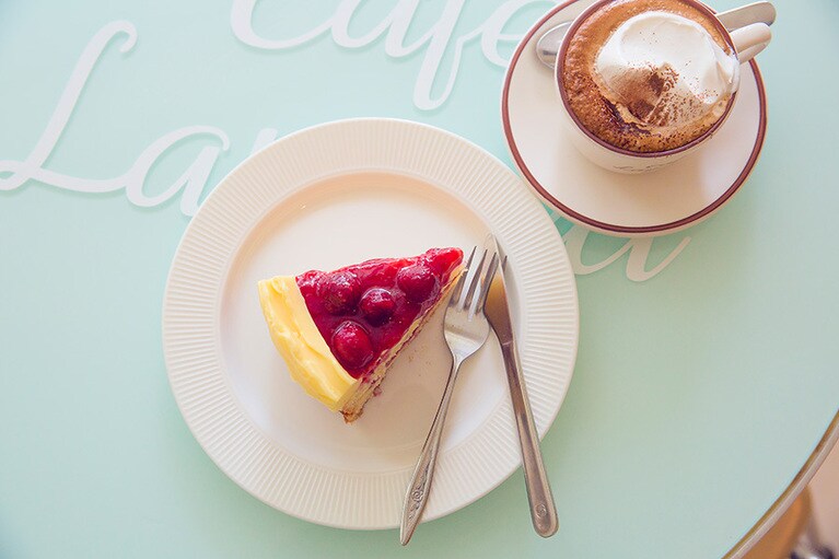 スイーツはイギリス菓子が中心。一番人気はヴィクトリアケーキ7,500ウォン。