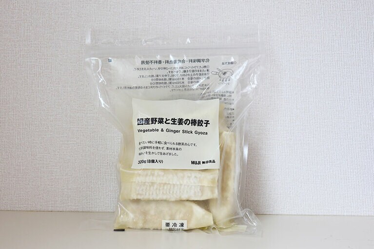 「国産野菜と生姜の棒餃子」320グラム (8個入り) 450円。