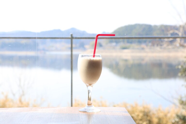 自家製の「房総フルーツジュース（720円）」も味わってほしい逸品。季節によってフルーツが変わり、この時は市原市の特産品いちじくのスムージー。