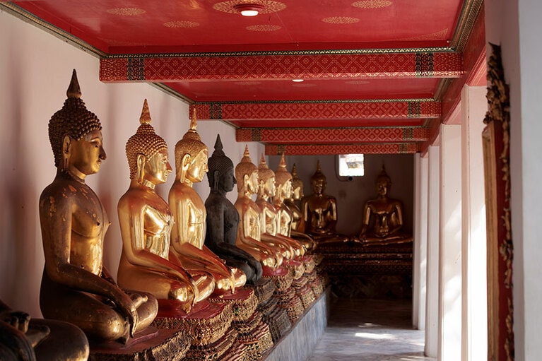 本堂を囲む回廊にも多数の仏像が並ぶ。