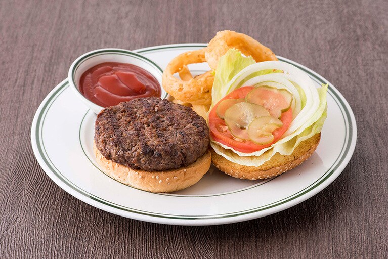プライムビーフ100％ クラシックバーガー 1,200円。ウルフギャング・ステーキハウスの定番、プライムグレード100％、ビーフパティ280gのクラシックバーガー。
