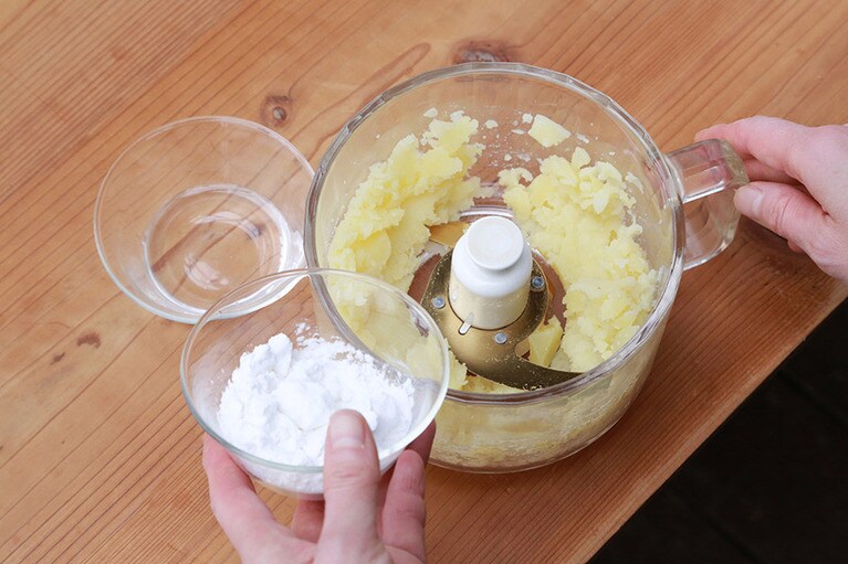 新じゃがをフードプロセッサーにかけて大きな塊が潰れたら、片栗粉と水を加えて更にフードプロセッサーにかけてペースト状にする。